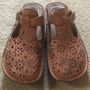 Alegria Clogs